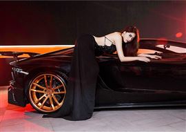 Chân dài nóng bỏng "tông xoẹt tông" với Lamborghini Aventador